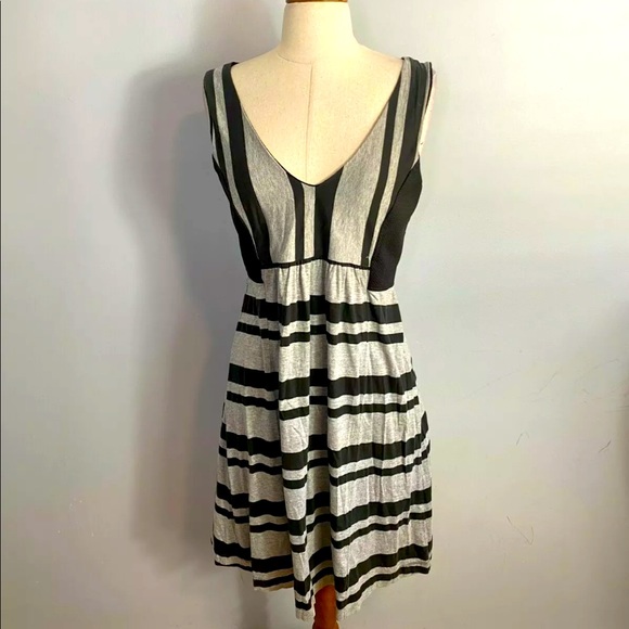 yoshi Dresses & Skirts - Yoshi Jones Size L A - line Sleeveless V - Neck Stripped